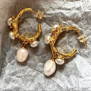 NWOT freshwater pearl earrings